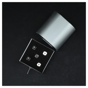 Sølvfarvet æske med 5 terninger (str. 7,5x7 cm)