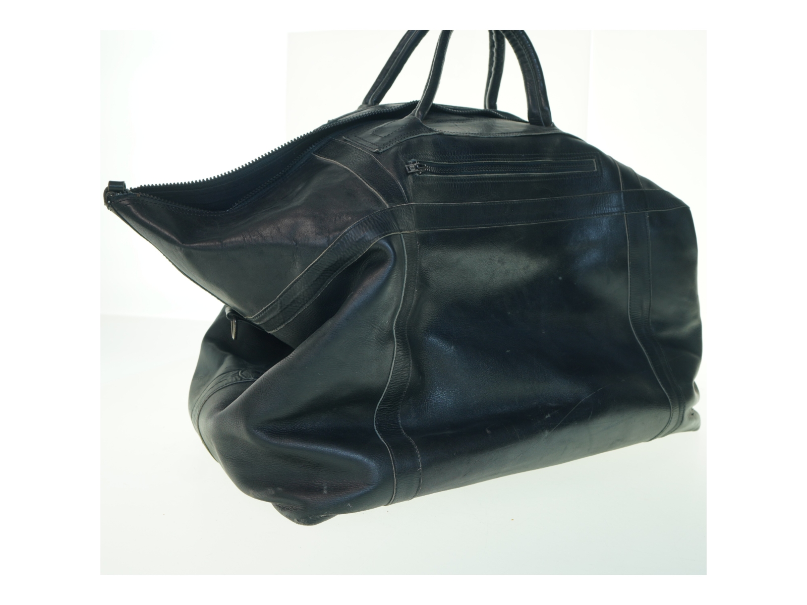Sort lædertaske (str. 56x40x36 cm)