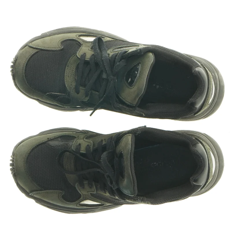 Sorte sneakers fra Adidas (str. 38,5)