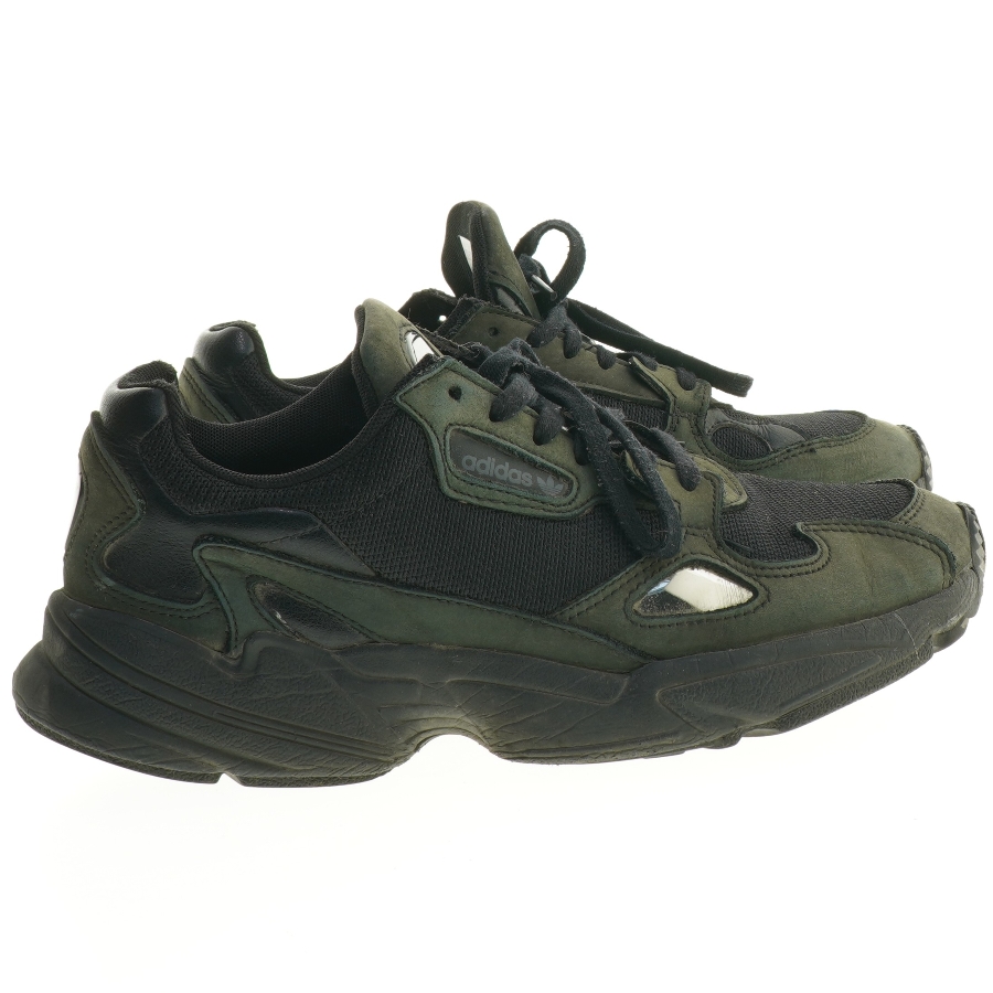 Sorte sneakers fra Adidas (str. 38,5)