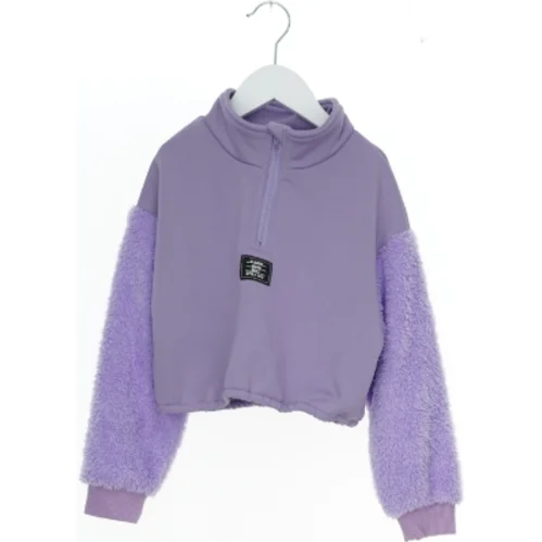 Lilla trøje med teddyærmer fra SHEIN  (str. 122)