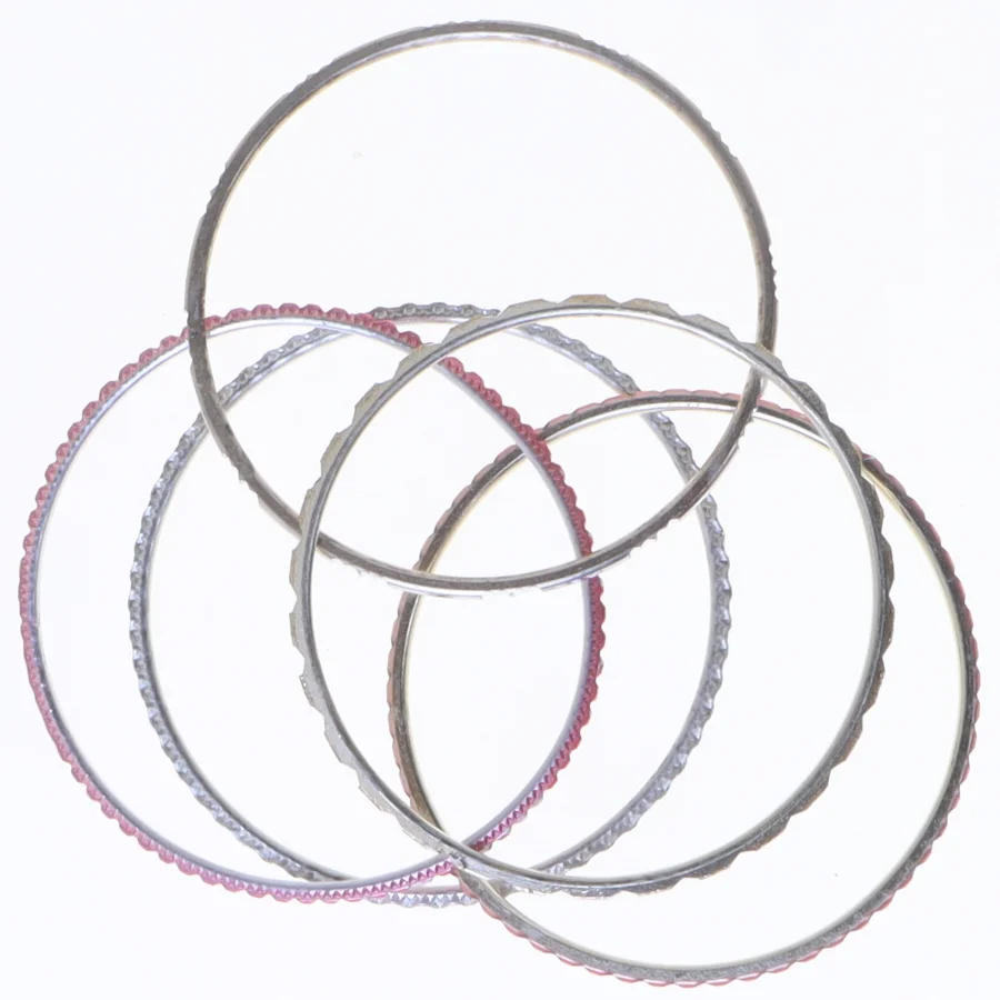 Sæt af bangles i forskellige designs (str. Ø 6 cm)