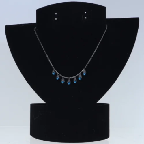 Sølvfarvet halskæde med blå dråbeformede vedhæng