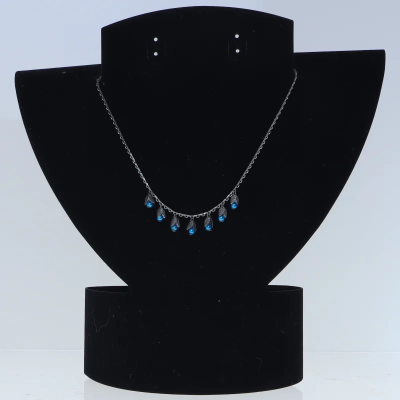 Sølvfarvet halskæde med blå dråbeformede vedhæng