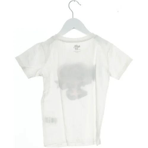 Hvid T-shirt med MGP 23 grafisk print fra DR (str. 128)