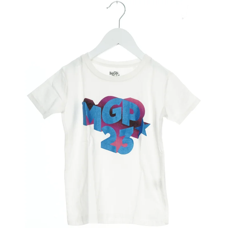 Hvid T-shirt med MGP 23 grafisk print fra DR (str. 128)