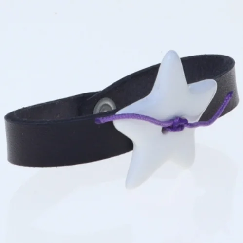 Louise Kragh læderarmbån med porcelænsstjerne fra Louise Kragh (str. Ø 5 cm)