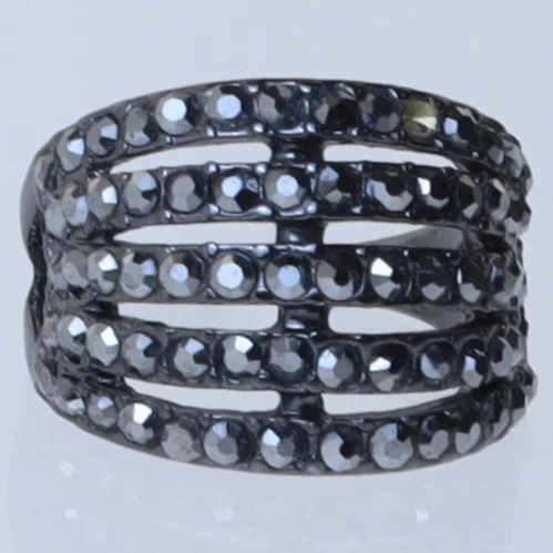 Ring med sorte sten (str. 53 mm)