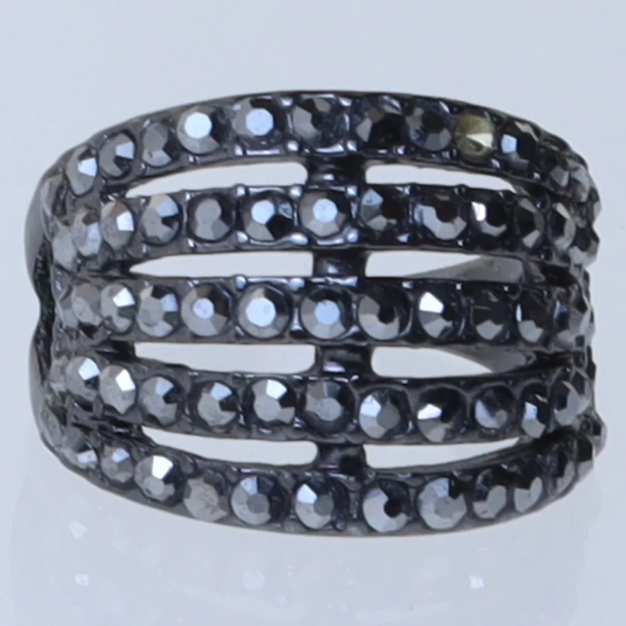 Ring med sorte sten (str. 53 mm)