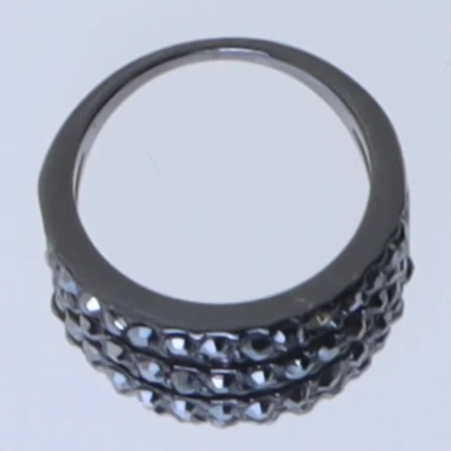 Ring med sorte sten (str. 53 mm)