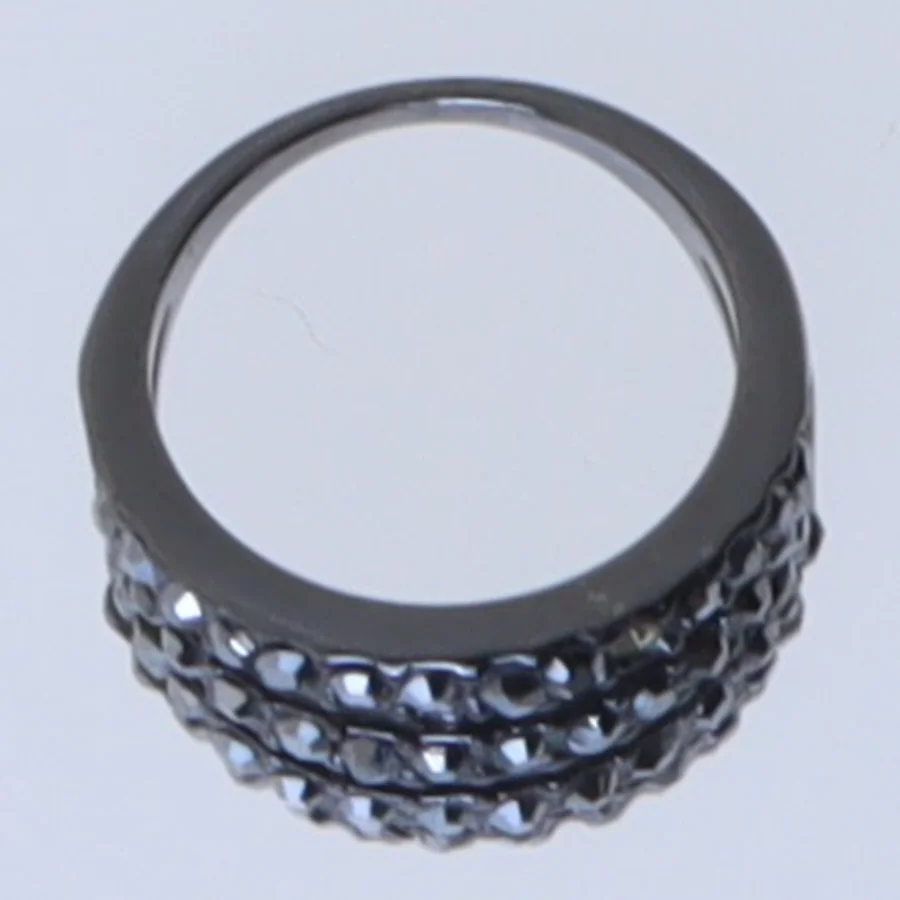 Ring med sorte sten (str. 53 mm)