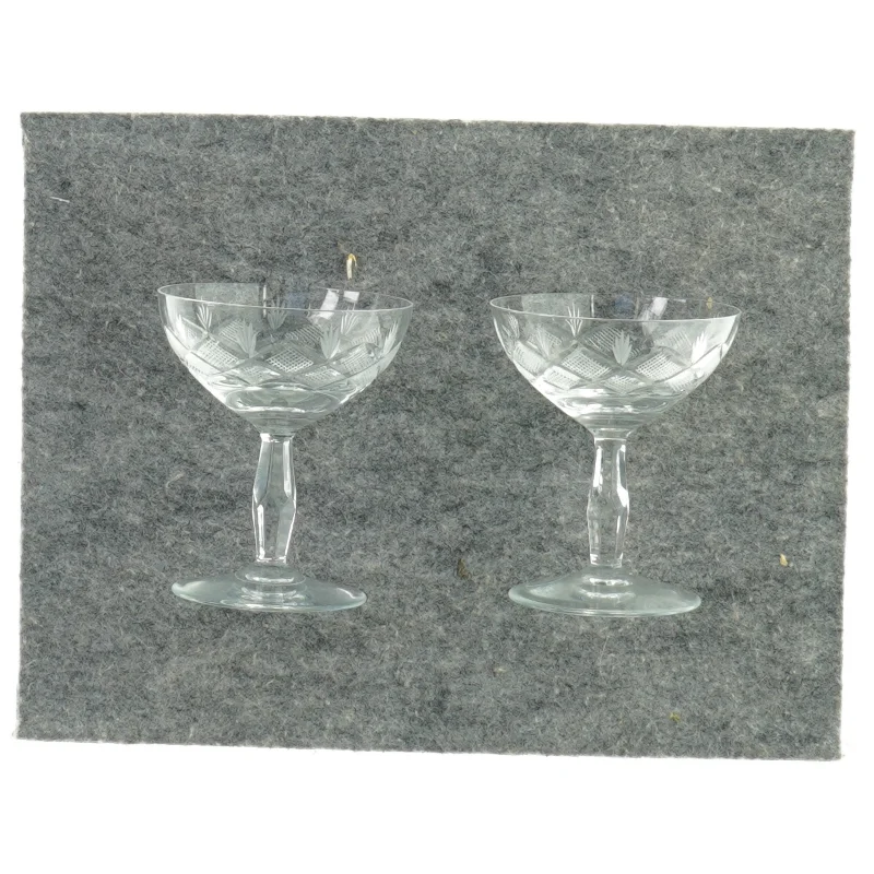 2 styks portvinsglas (str. H 8 CM O 7 CM)