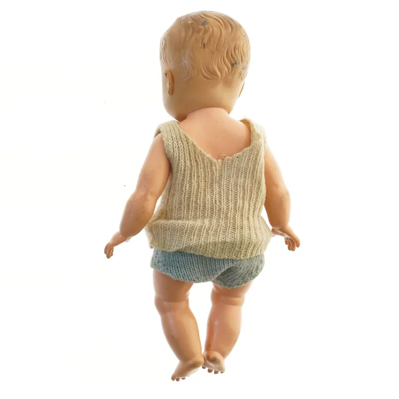 Vintage dukke med strikbeklædning (str. 33 cm)