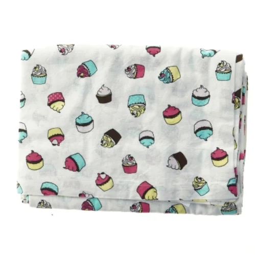 Dekorativ dug med cupcake print fra H&M (str. 145x250 cm)