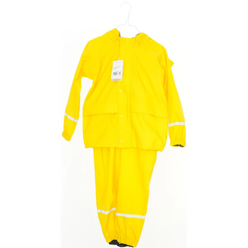 Gul regnsæt med hætte fra Hust & Claire (str. 116)