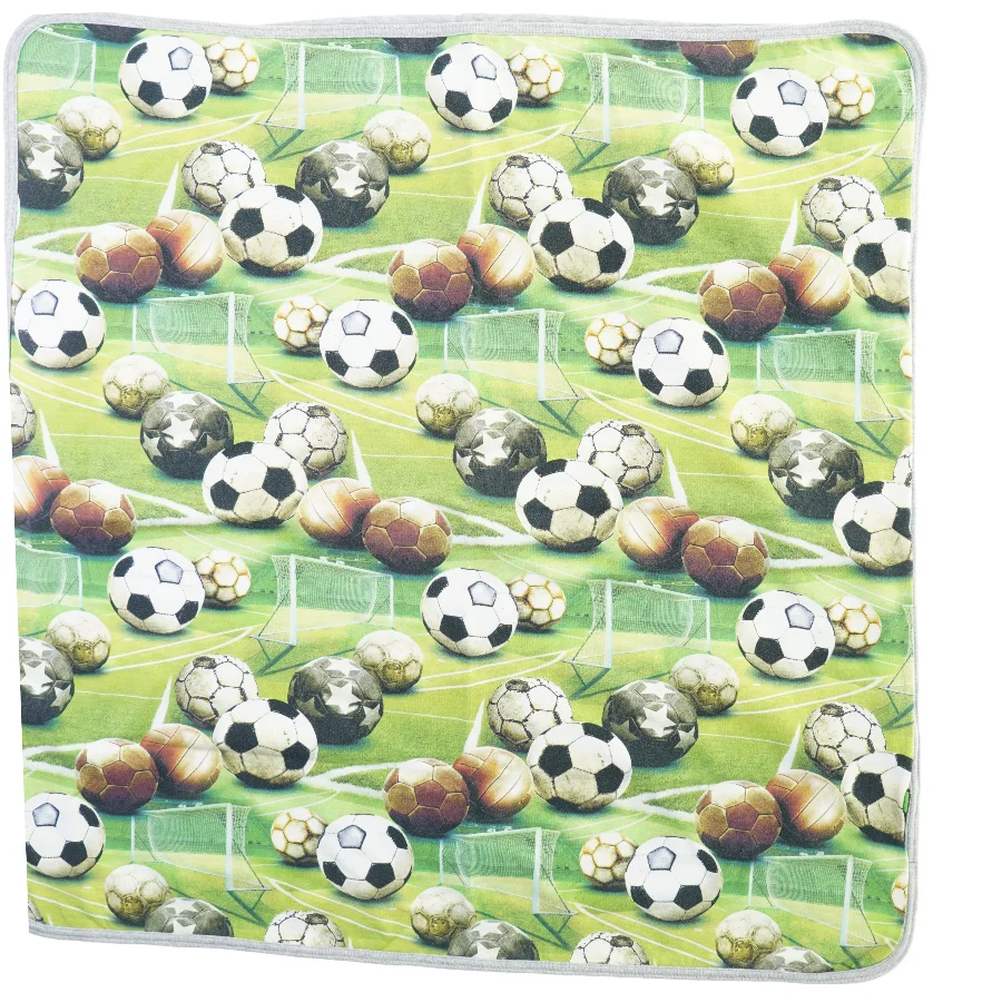 Baby tæppe med fodbold motiv fra Molo (str. 75 x 72 cm)