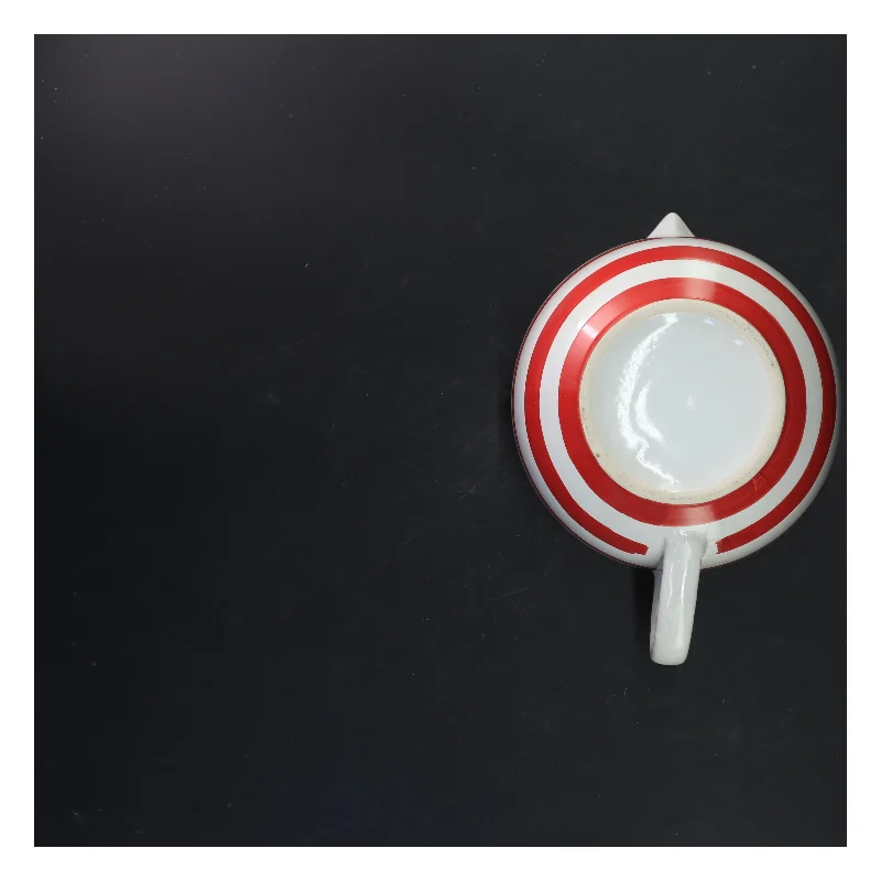 Keramisk skål med hældetud og hank (str. 12x17 cm)