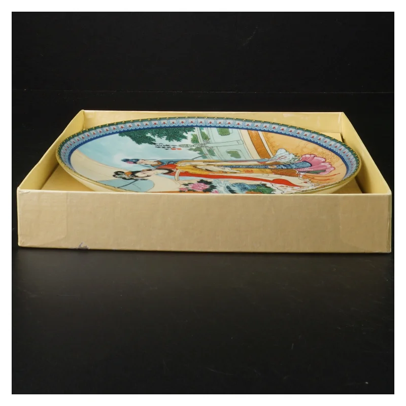 Kinesisk tallerken i æske (str. Ø. 22 cm)