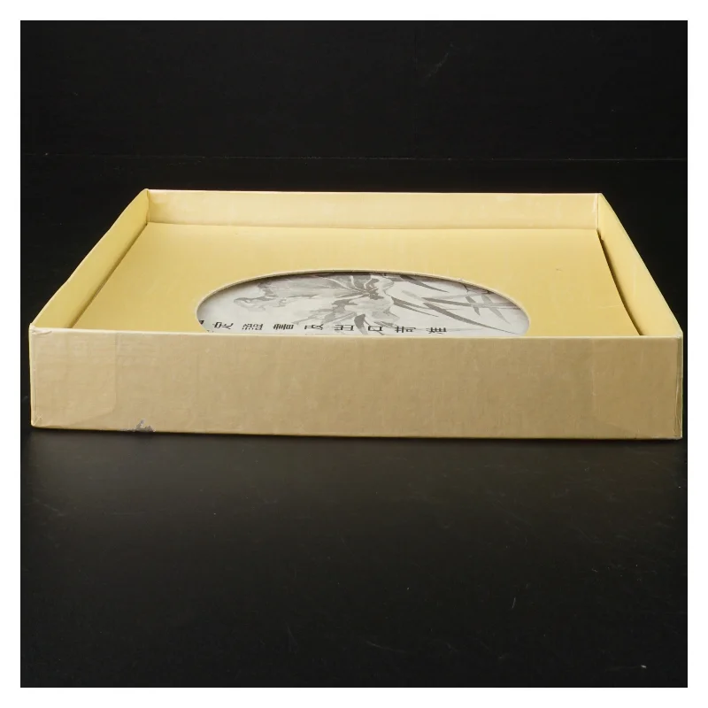 Kinesisk tallerken i æske (str. Ø. 22 cm)