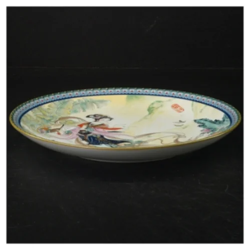 Kinesisk tallerken i æske  (str. Ø. 21,5 cm)