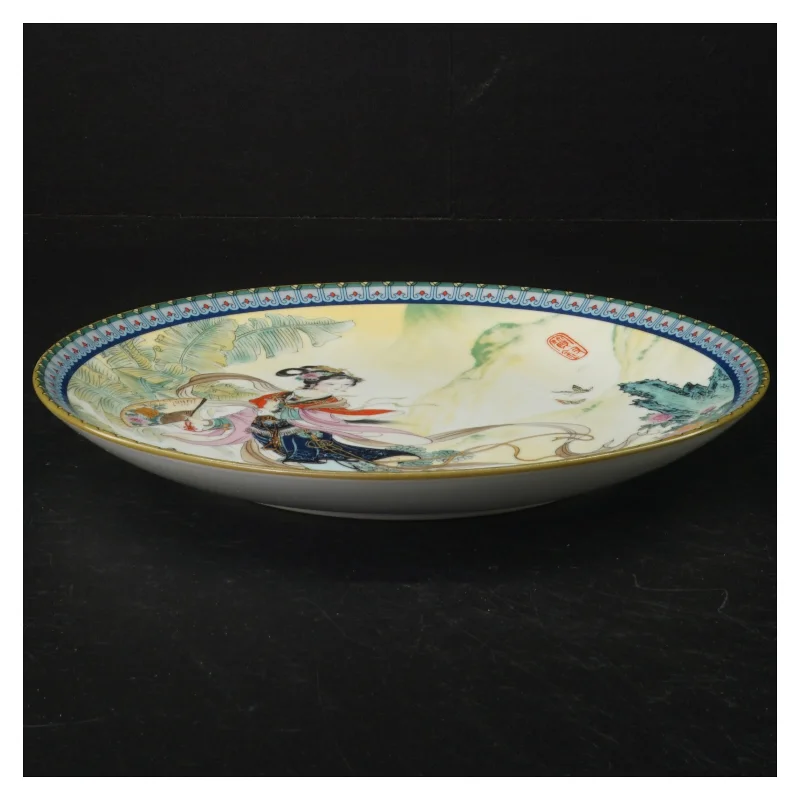 Kinesisk tallerken i æske  (str. Ø. 21,5 cm)