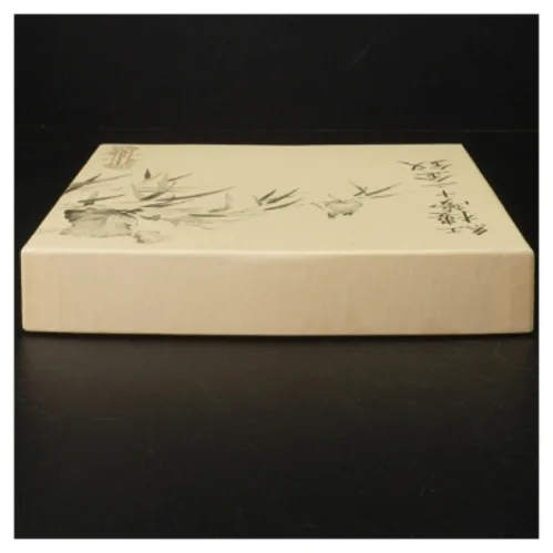 Kinesisk tallerken i æske  (str. Ø. 21,5 cm)