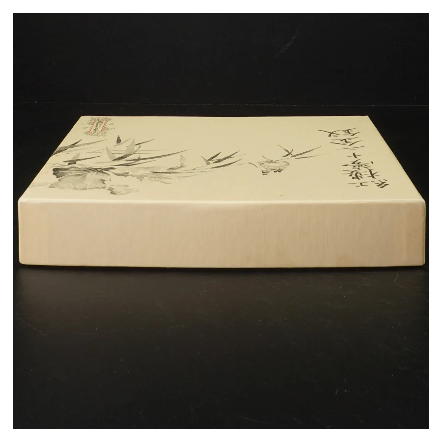 Kinesisk tallerken i æske  (str. Ø. 21,5 cm)