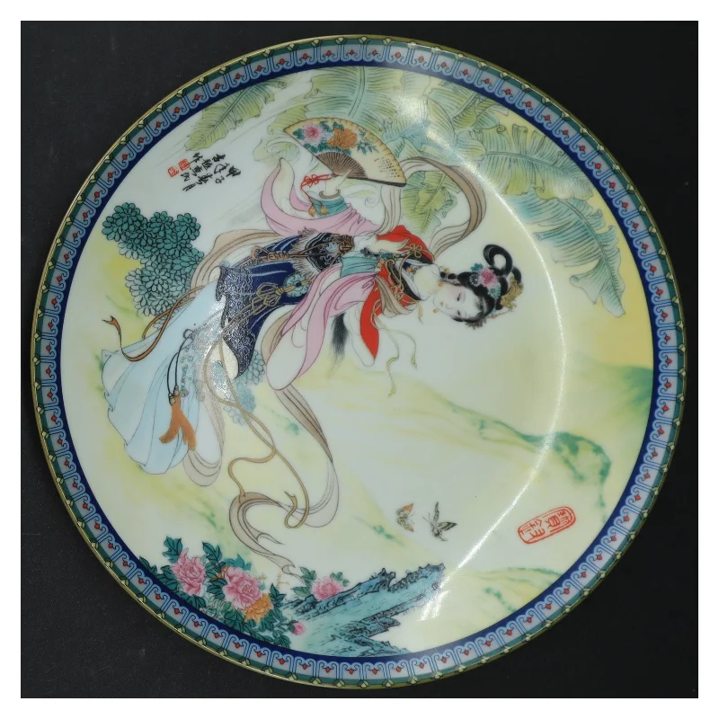 Kinesisk tallerken i æske  (str. Ø. 21,5 cm)