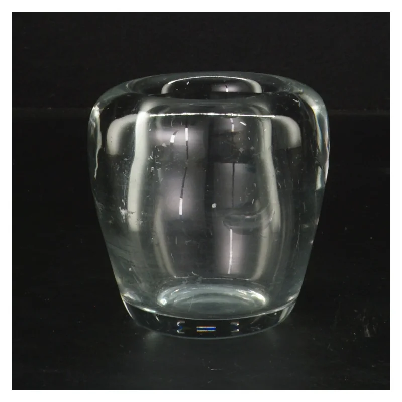 Klar glasvase med indgraveret mønster (str. 8 cm)