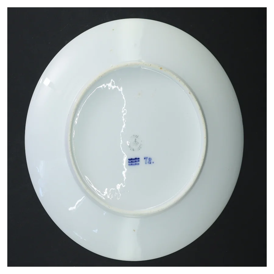 Porcelænsplatte med blå design fra Royal Copenhagen (str. Ø 22,5 cm)