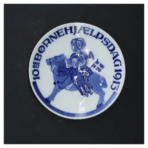 Børnehjælpsdag 1913 porcelænstallerken fra Royal Copenhagen (str. Ø 12,5 cm)