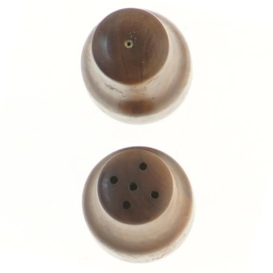 Sæt med salt- og peberbøsser i teak (str. 7x4,5 cm)