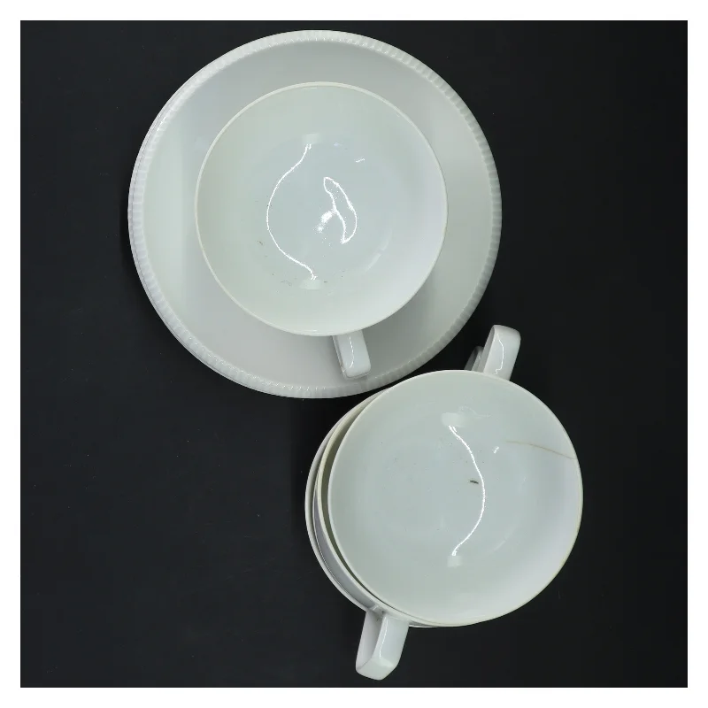 4 hvide B&G kopper samt underkopper (str. underkop ø 15 cm, kop ø 10 cm)