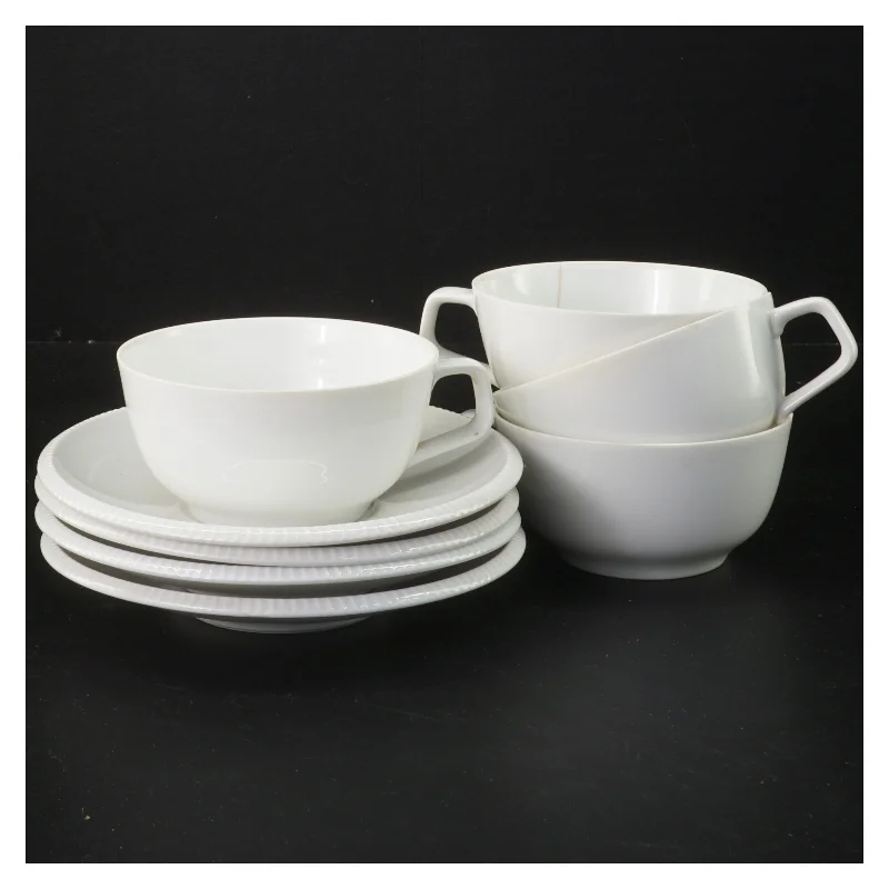 4 hvide B&G kopper samt underkopper (str. underkop ø 15 cm, kop ø 10 cm)