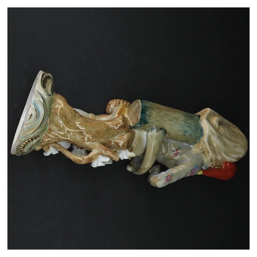 Porcelænsfigur af vandbærer (str. 27 cm)