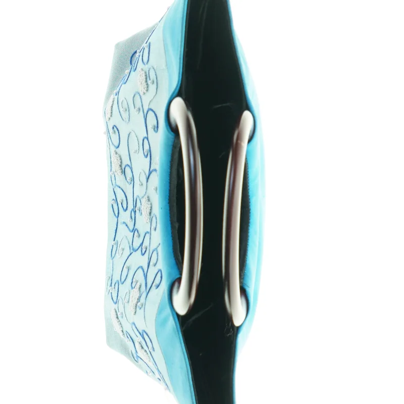 Blå håndtaske med dekoration (str. 31 x 31 cm)