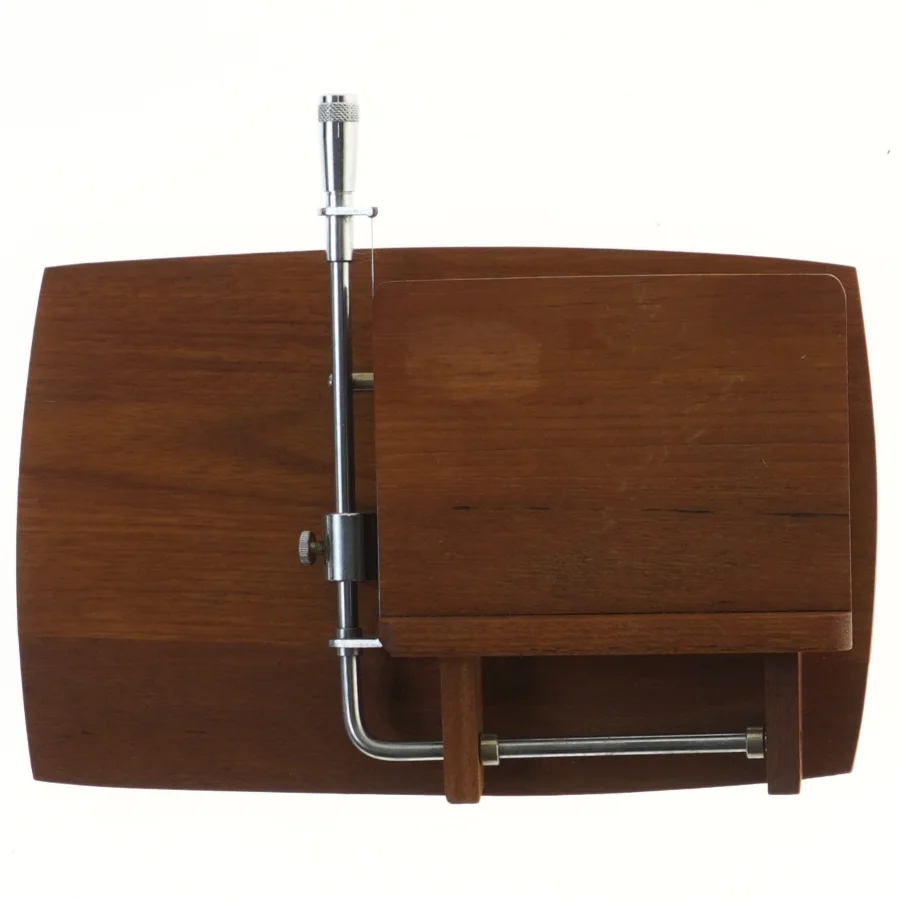 Træ skærebræt med osteskærer (str. 25x16 cm)