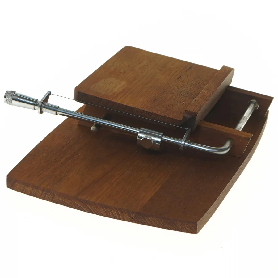 Træ skærebræt med osteskærer (str. 25x16 cm)