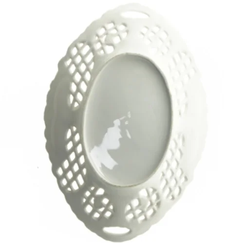 Porcelænsskål med gennembrudt mønster og guldkant (str. 29 x 30 cm)