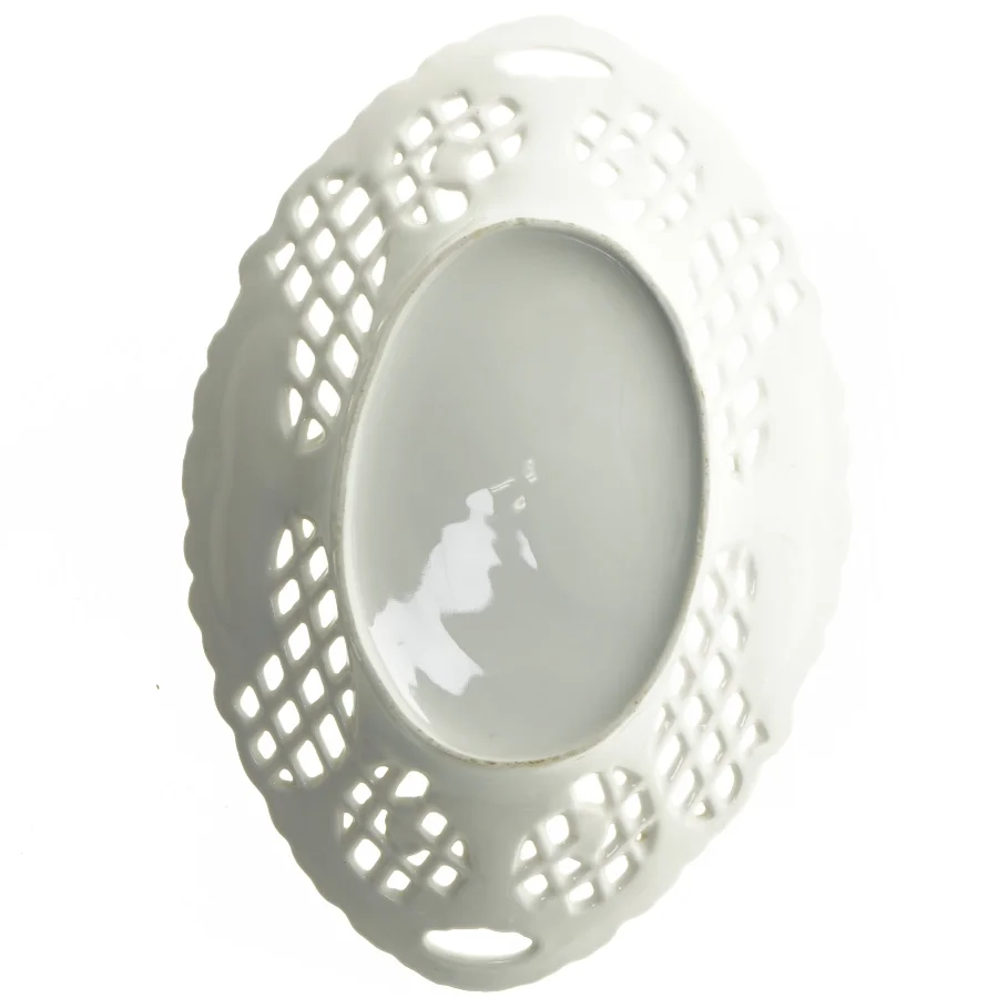 Porcelænsskål med gennembrudt mønster og guldkant (str. 29 x 30 cm)