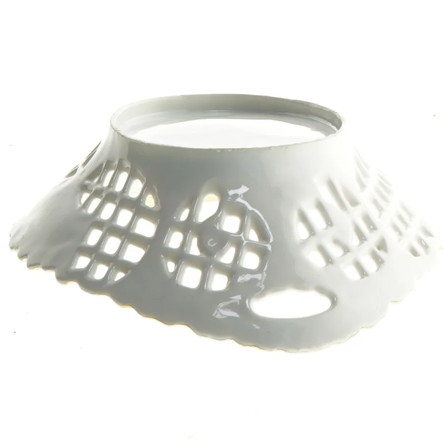 Porcelænsskål med gennembrudt mønster og guldkant (str. 29 x 30 cm)