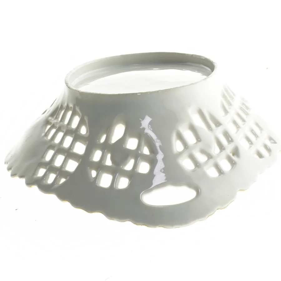 Porcelænsskål med gennembrudt mønster og guldkant (str. 29 x 30 cm)