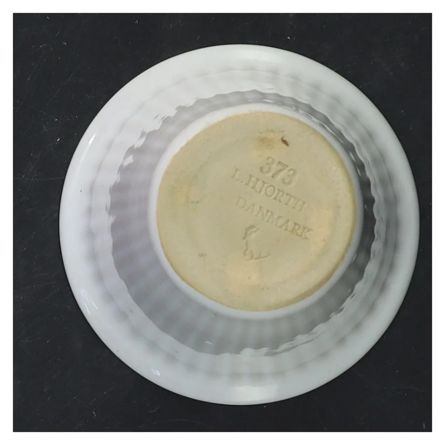 Hvid keramikkrus fra L. Hiorth (str. 7,5x9 cm)