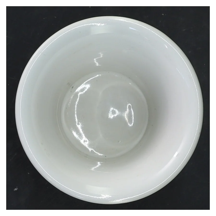 Hvid keramikkrus fra L. Hiorth (str. 7,5x9 cm)