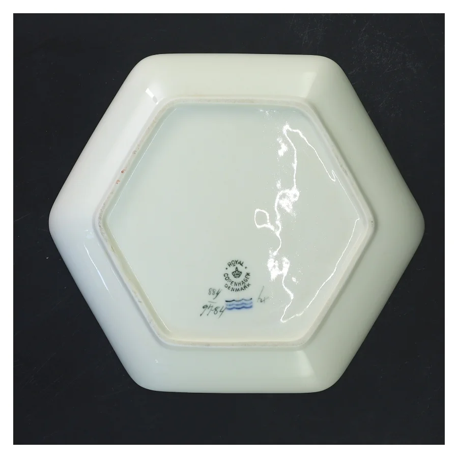 Hexagonal porcelæns fad Hjertegræs, Royal Copenhagen (str. 17 cm) fra Royal Copenhagen