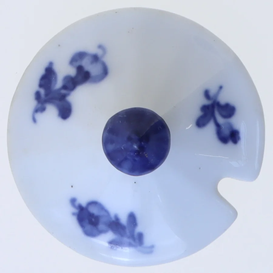 Royal Copenhagen blå blomst låg 10/8586 (str. Ø 6,5 cm)