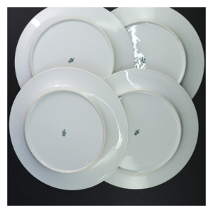 4 hvide tallerkener(str. Ø 26 cm)