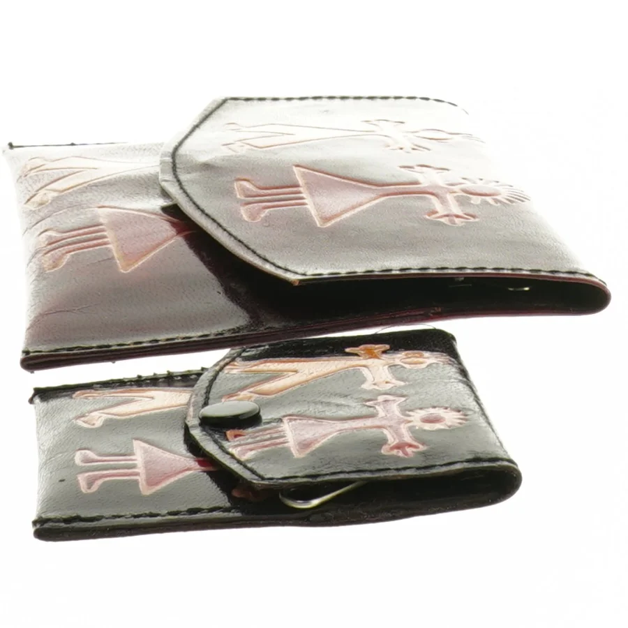 Læderpunge med dekorative figurer (str. 9 x 8,5 cm. 19,5 x 12 cm)