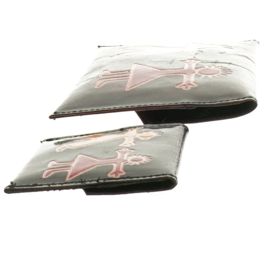 Læderpunge med dekorative figurer (str. 9 x 8,5 cm. 19,5 x 12 cm)