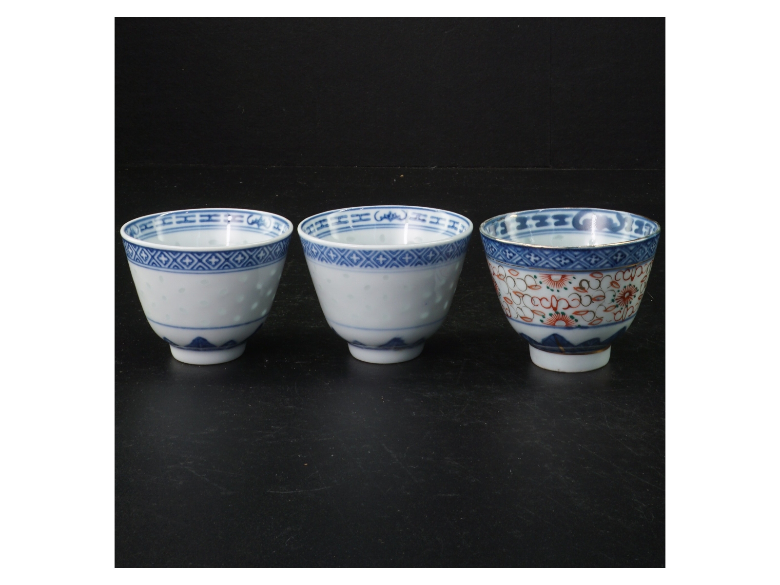 Porcelænsskåle i blåt og hvidt (str. H 6 cm)